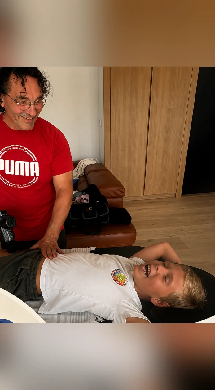 Pasqual soigne un jeune garçon qui éclate de rire
