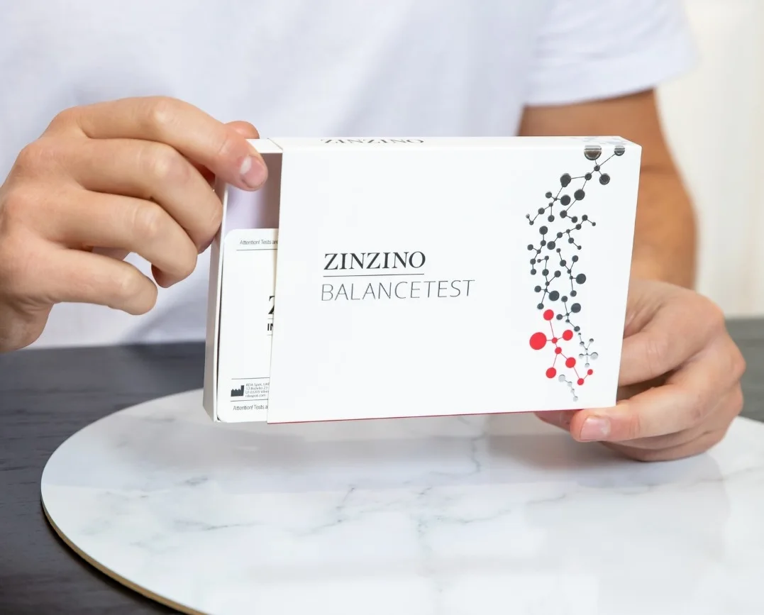 Le kit BalanceTest de Zinzino, ouvert entre les mains