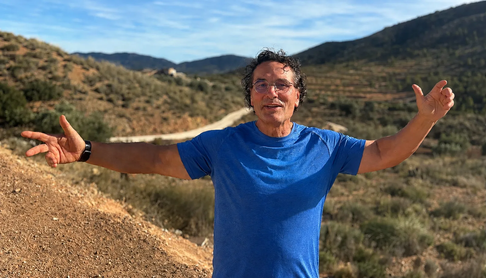 Pasqual, bras ouverts, sur un chemin des collines de la Costa Blanca